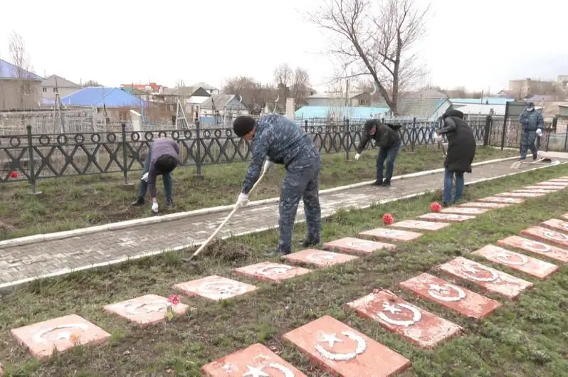 Aqtóbede polıtsııa qyzmetkerleri «Baýyrlastar zıratyn» qoqystan tazartty