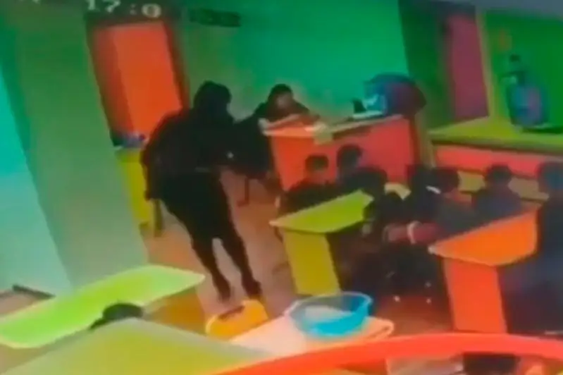 Aqmola oblysynda balaǵa dórekilik tanytqan tárbıeshige qatysty is qozǵaldy