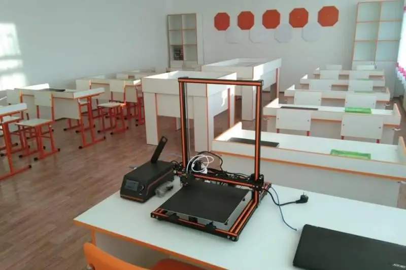 Kásipker aýyl mektebine robot tehnıkasy kabınetin syılady