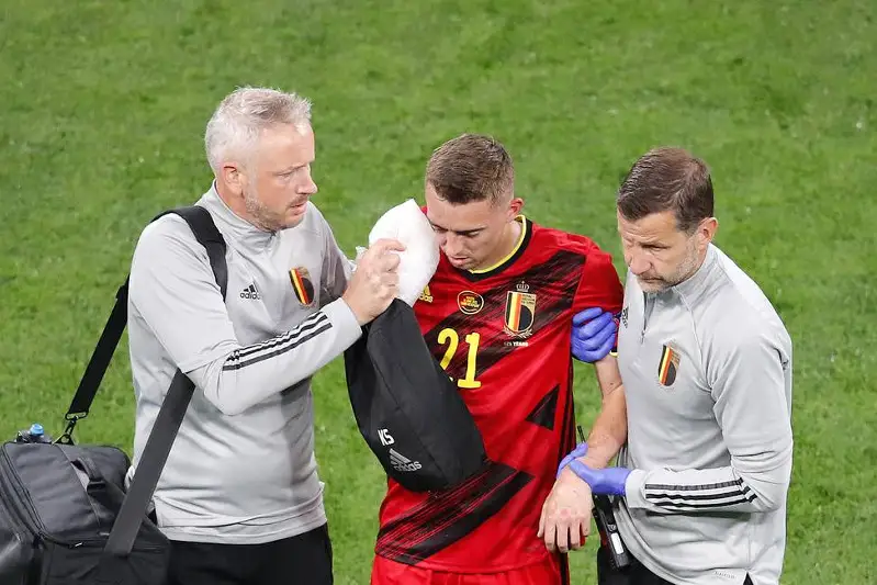 Belgııa quramasynyń qorǵaýshysy Eýro-2020 matchynda kóz uıasyn eki ret syndyryp aldy