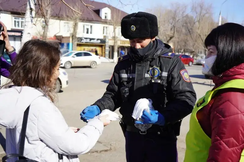 Almaty polıtseıleri halyqqa medıtsınalyq maskalar taratyp jatyr