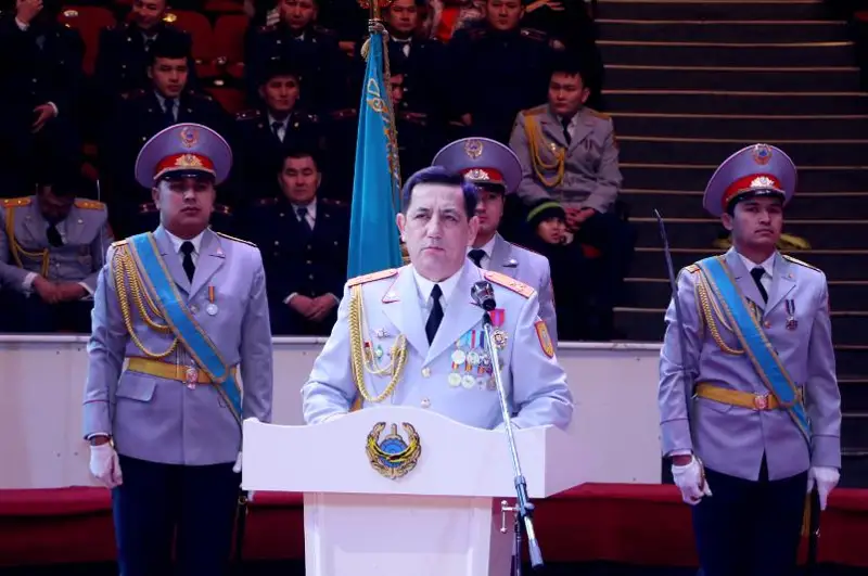 Shymkenttik polıtseıler Táýelsizdik kúni merekesin atap ótti