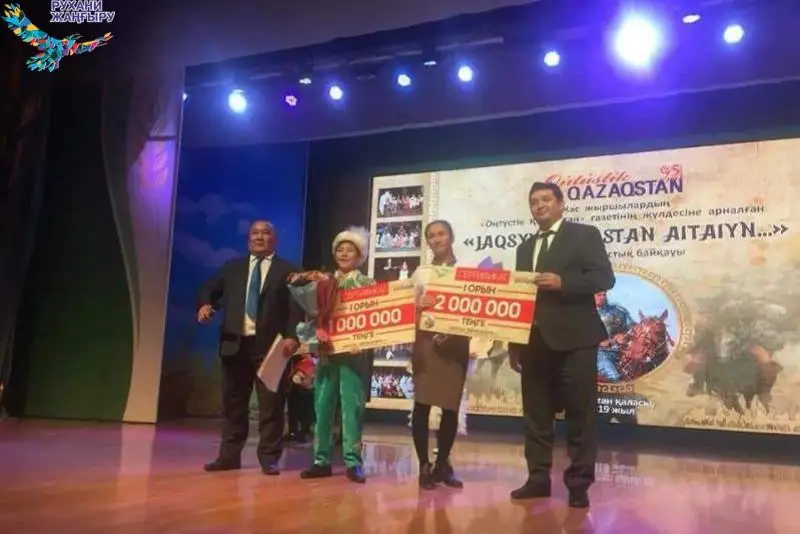 Túrkistanda batyrlar jyryn jatqa aıtqan oqýshy 1 mln teńge utyp aldy