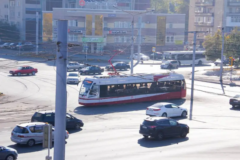 Pavlodarda tramvaı júrgizýshisi vagondardyń arasyna qysylyp qaldy