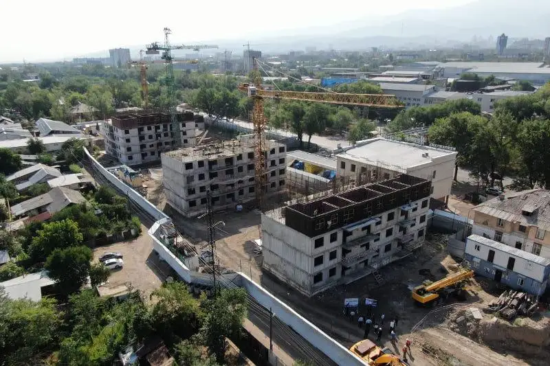 Almatyda eski úılerdiń ornyna 183 páterlik úsh keshen salynyp jatyr