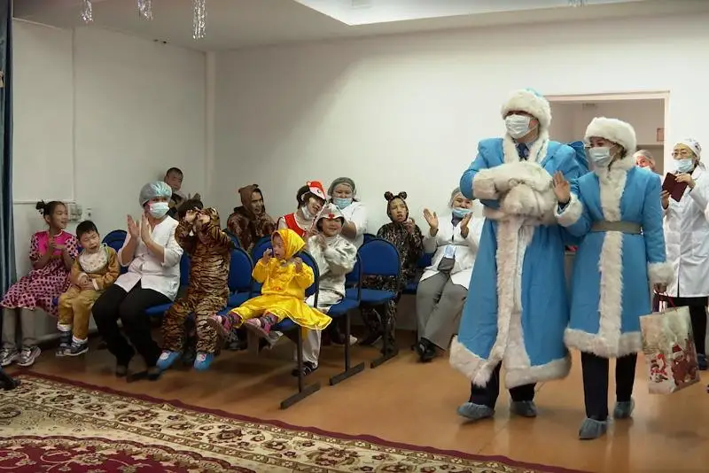 Особенных детей с наступающим Новым годом поздравили полицейские Туркестана