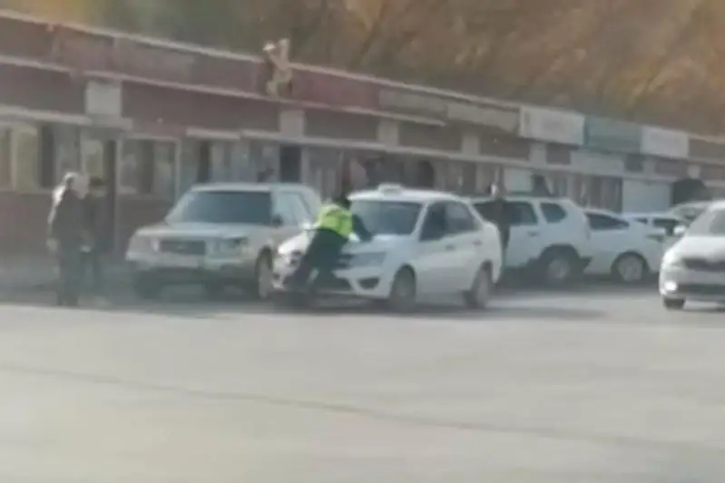 Polıtseıdi kapotynda súıregen júrgizýshi ustalyp, qylmystyq is qozǵaldy