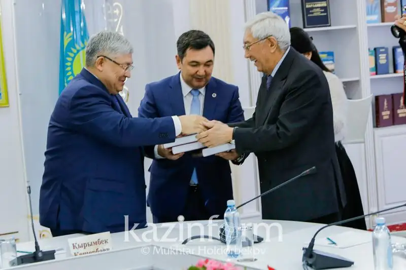 Elordada tanymal ǵalym Myrzataı Joldasbekovtiń kitaptary tanystyryldy