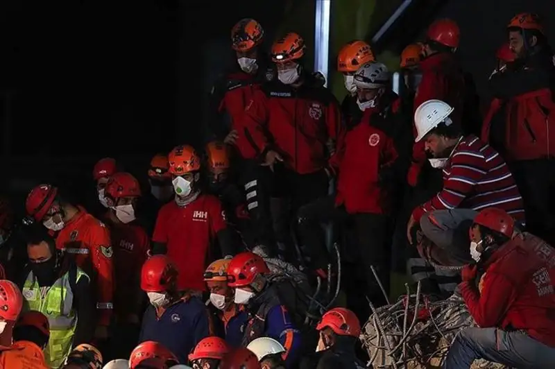 Izmırde zilzaladan qaza tapqandardyń sany 114 adamǵa jetti