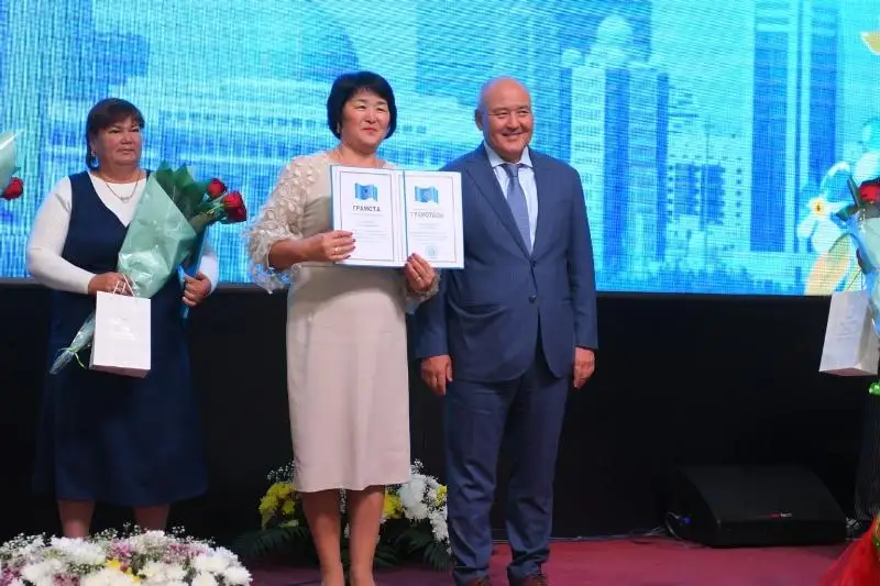 Ómirzaq Shókeev túrkistandyq ustazdardy merekemen quttyqtady