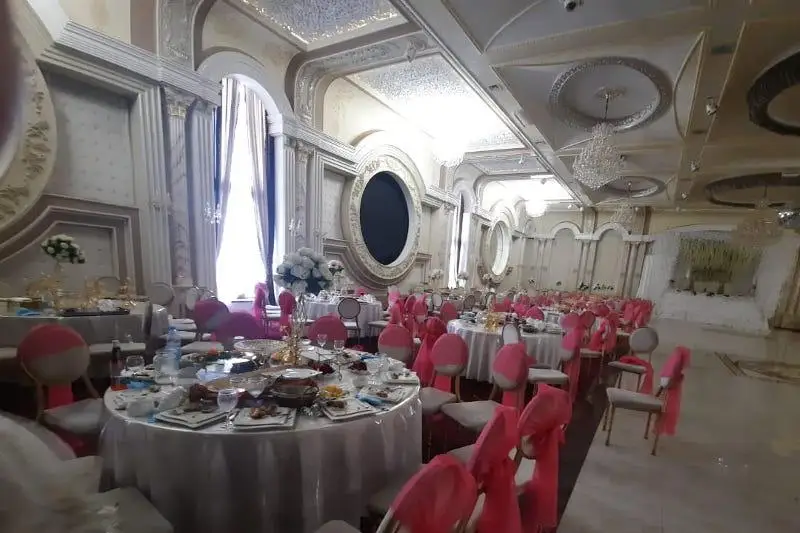 Maqtaaralda polıtseıler toıdyń ústinen túsip, qonaqtardy tarqatty