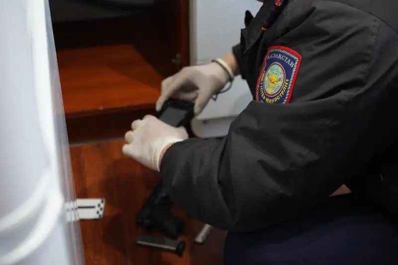 Петропавлда тұрғындар пәтерді жөндеу кезінде тапанша тауып алды
