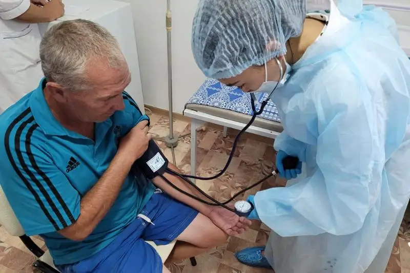 Mańǵystaýda múmkindigi shekteýli azamattar men zeınetkerlerge ekpeni úıinde saldyryp jatyr