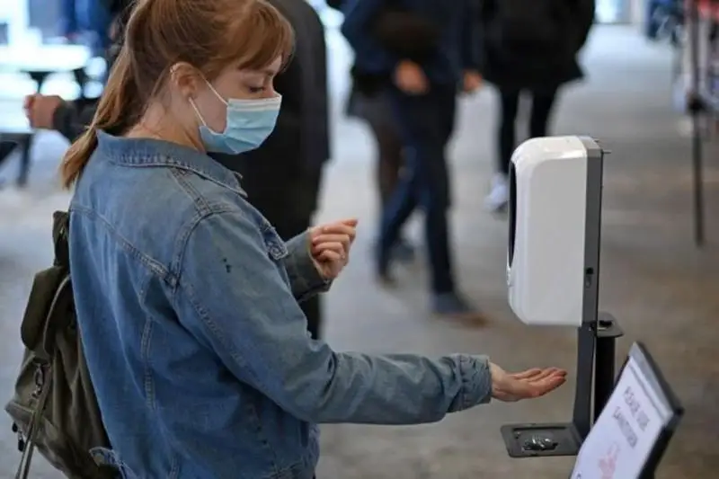 Anglııada karantın talaptaryn buzǵandarǵa 10 myń fýntqa deıin aıyppul salynbaq