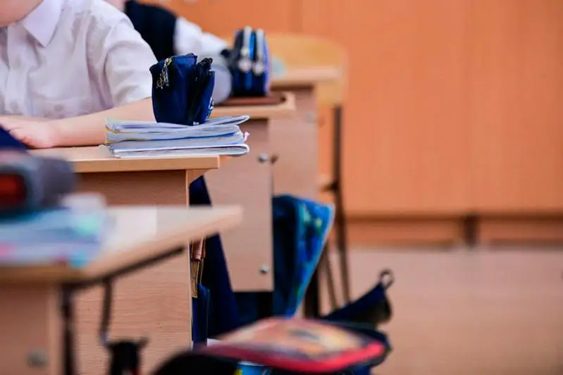 Алматы мектебіндегі сынған парталар: Әкімдік ата-аналар шағымына жауап берді