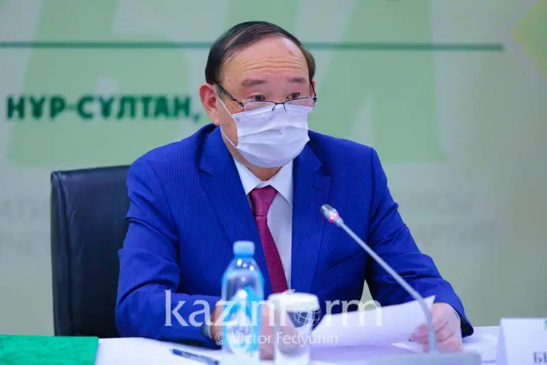 Senator aýyl turǵyndaryn turaqty jumyspen qamtý máselesin kóterdi