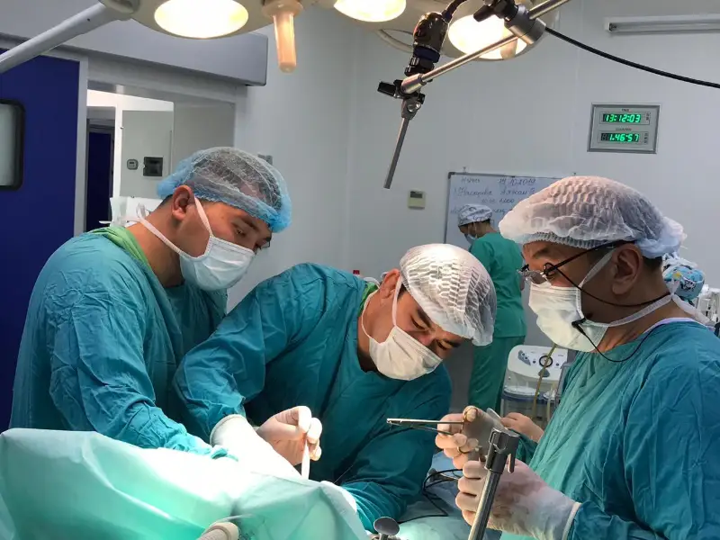 Tórt eldiń bilikti hırýrgteri Aqtóbede tegin otalar jasady