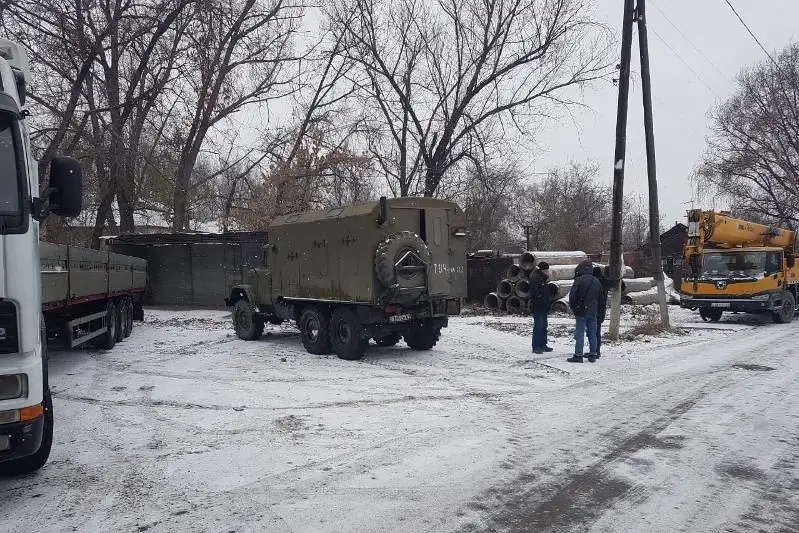 Алматыда тұрғындар шағымынан кейін көшедегі ескі құбырлар алынып тасталды