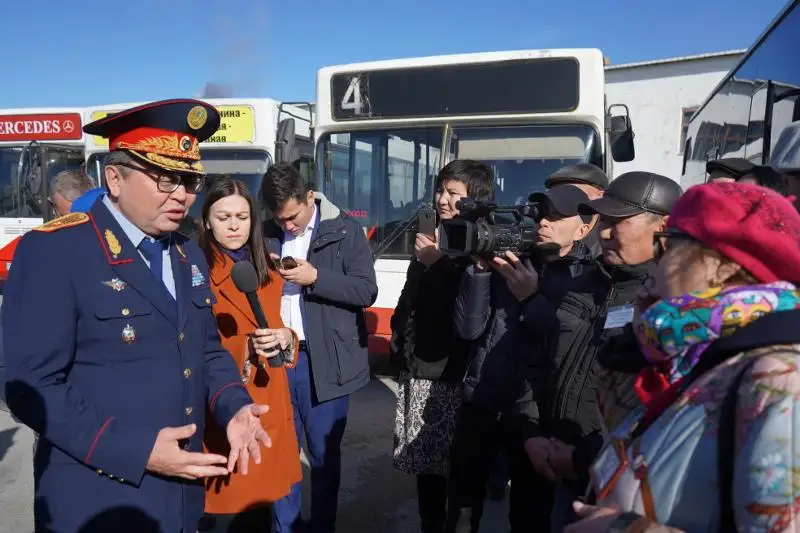 Qostanaıdyń bas polıtseıi avtobýstardy tekserdi