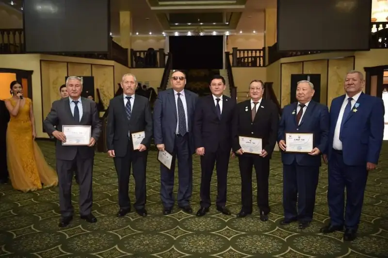 Shymkentte Táýelsizdik kúni merekesinde ardagerler qurmetke bólendi