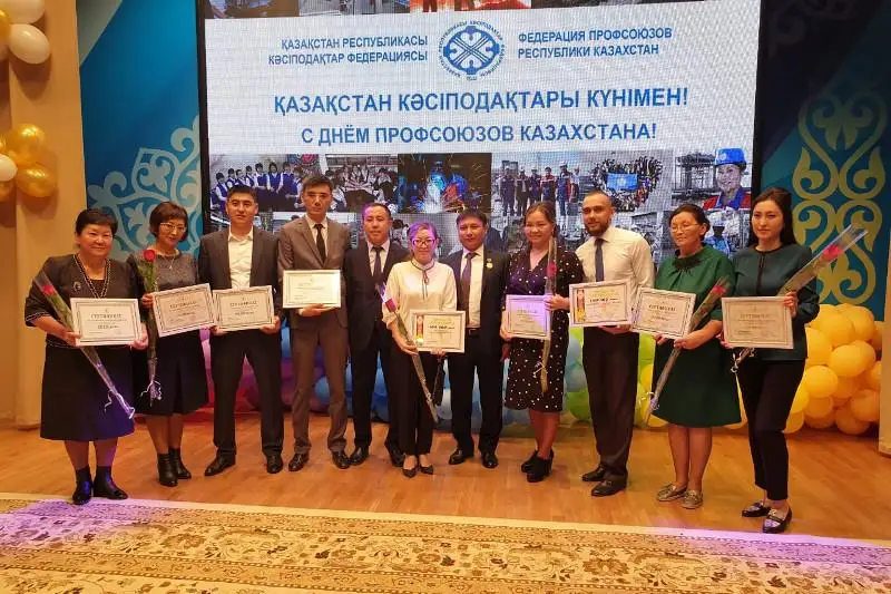 Dıplommen aýylǵa: Almaty oblysynda 168 jas dáriger aýylǵa attandy