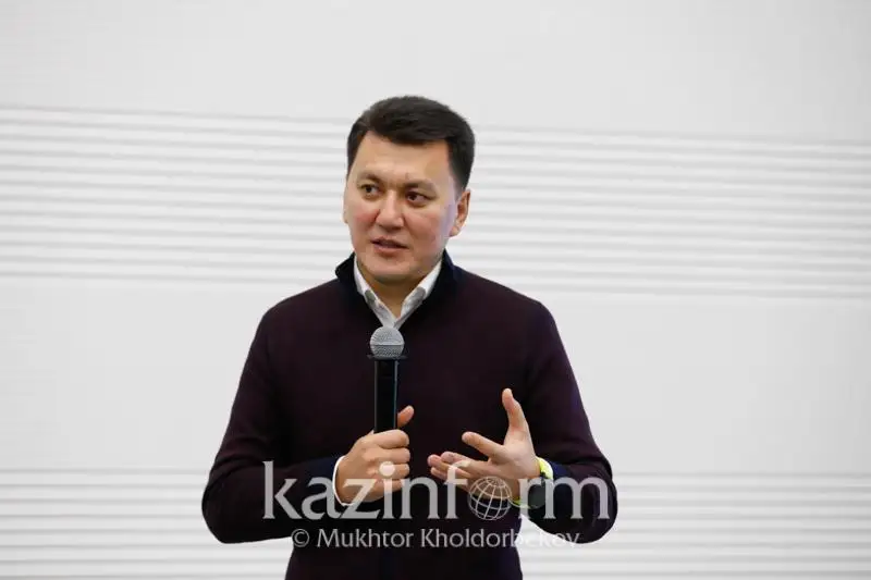 Saıası reforma qoǵamdy tolǵandyrǵan máseleni sheshýimen mańyzdy – Erlan Qarın