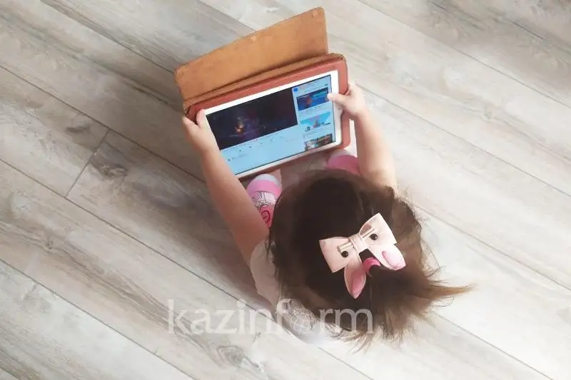 Pandemııa balalardyń smartfonǵa qumarlyǵyn arttyryp, kóz aýrýyn kóbeıýine soqtyrýda – depýtat