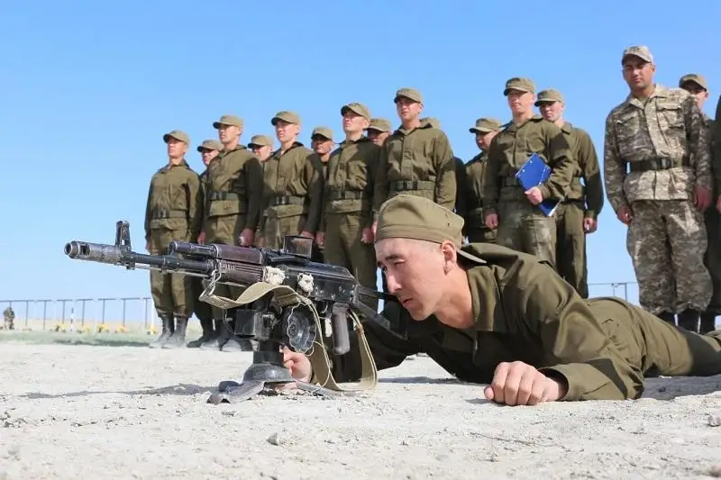 Batysta jas sarbazdar áskerı daıyndyqtan ótip jatyr