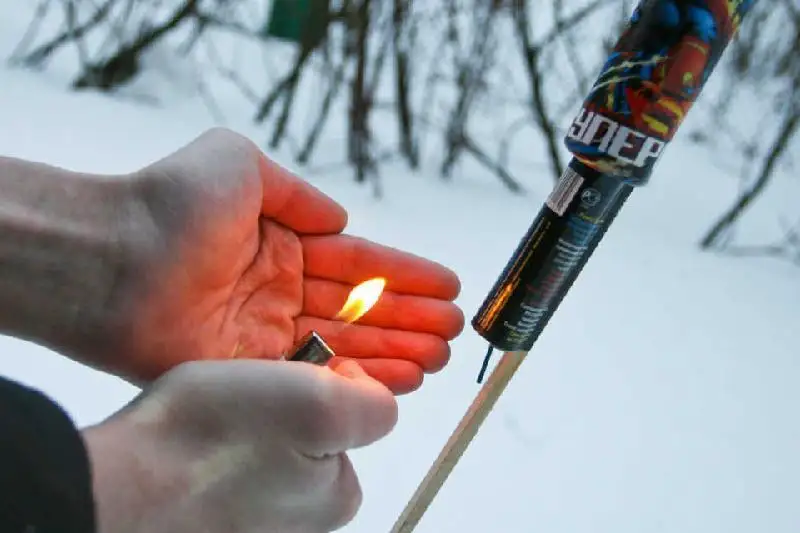Әдемі әрі қауіпті көрініс: Гирлянда мен петарданы қалай дұрыс жағуға болады
