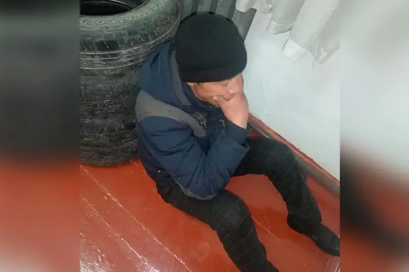 Наказан мужчина, забравший возложенные в память о погибших в авиакатастрофе цветы