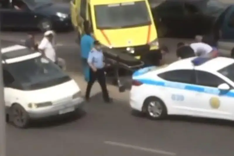 Almatyda joldan ótip bara jatqan áıeldi kólik qaǵyp ketti