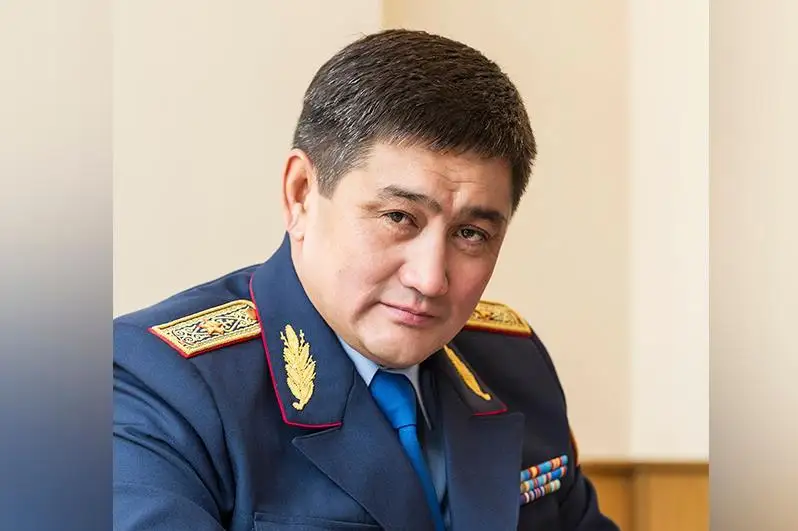 Naǵyz ofıtserdi tárbıelegenińiz úshin rahmet: Serik Kúdebaev qaza tapqan polıtseıdiń anasymen sóılesti
