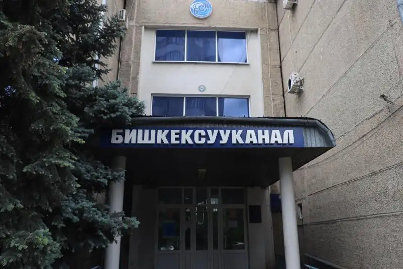 Bishkekte belgisiz bireýler qalalyq sý arnasyn basyp alýdy kózdep otyr