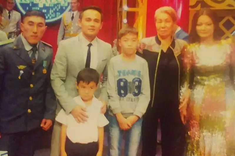 Бір баланы арқама байлап алып, екіншісін көтеріп шықтым: Қазақстандық «бэтменнің» ерлігі