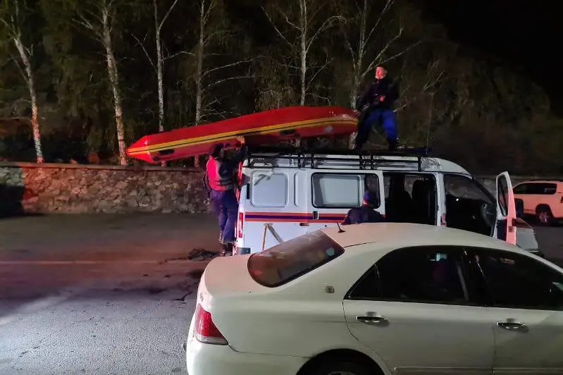 Óskemende sý qoımasynda úsh er adam qutqaryldy