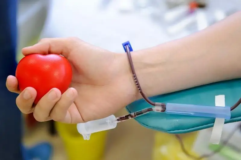 Vaktsına alǵan adam qashan donor bola alady