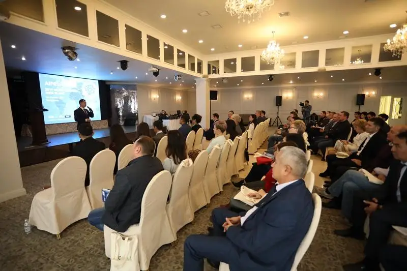 AHQO úzdiksiz bilim berý bıýrosy 2000-nan astam qarjyger mamandy qaıta daıarlady