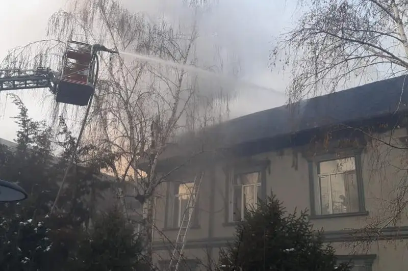 Здание Центральной клинической больницы горит в Алматы