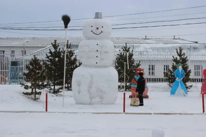Пятиметрового снеговика слепили в Карагандинской области
