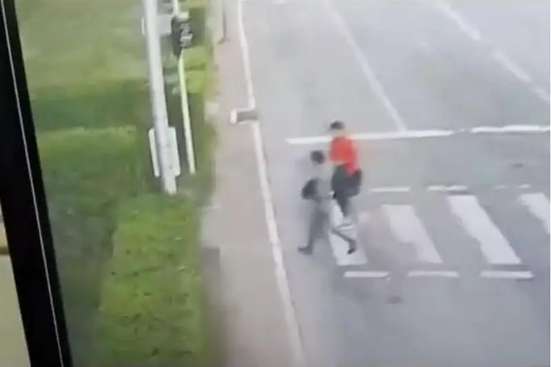 Nur-Sultanda akkýmýlıator urlap qashqandar beınekameraǵa túsip qaldy