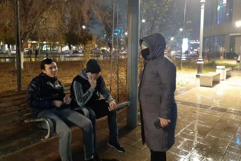 Aqtóbede adamdar ortalyq stadıon men arbatta maskasyz serýendep júr