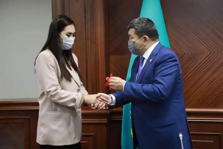 Атырауда елорда күні қарсаңында жас мамандарға пәтер берілді