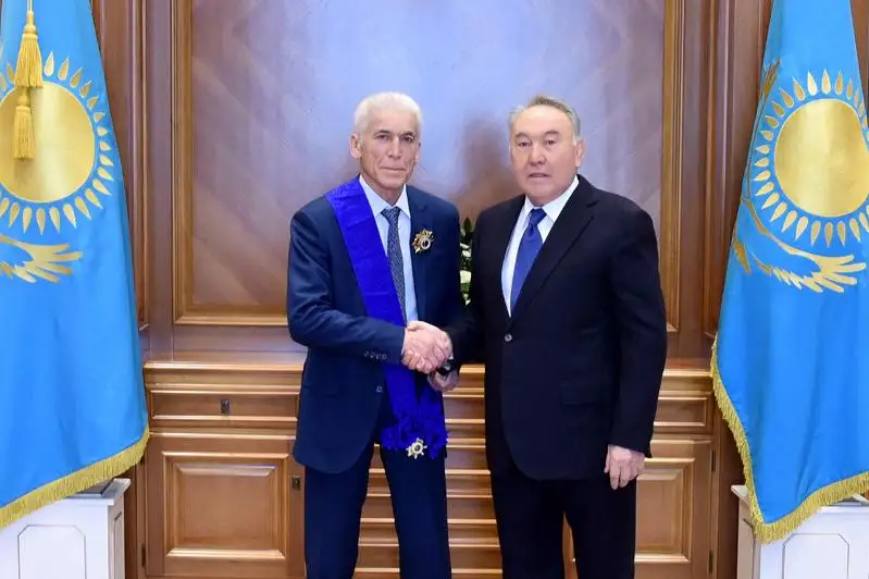Nursultan Nazarbaev otandyq bıznesmenge memlekettik nagrada tabys etti