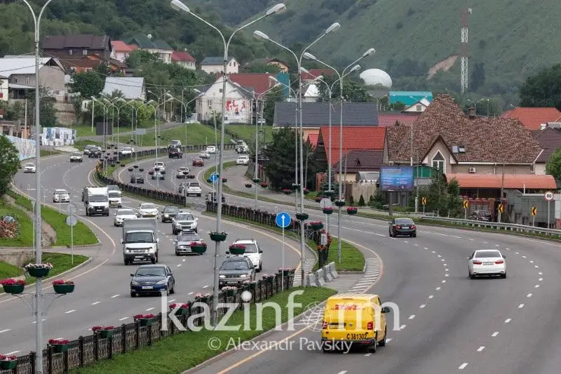 Toqaev Almatydaǵy kólik keptelisin sheshýdiń joldaryn atady