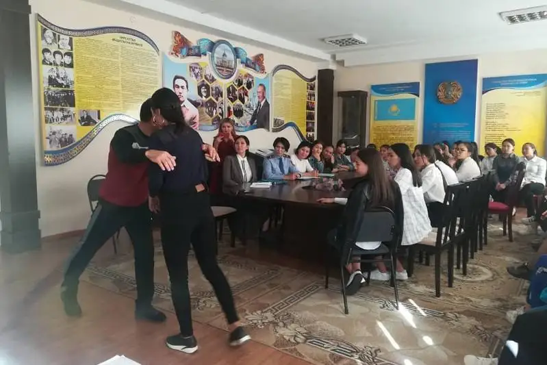 Almaty oblysynda polıtseıler stýdent qyzdardy ózin qorǵaýǵa úıretti