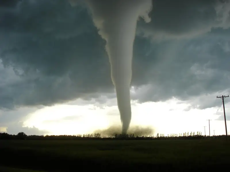 Italııada tornado saldarynan eki adam qaza taýyp, birnesheýi jaraqat aldy
