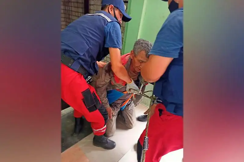 Oralda lıft shahtasyna qulap ketken 49 jastaǵy er adam qutqaryldy