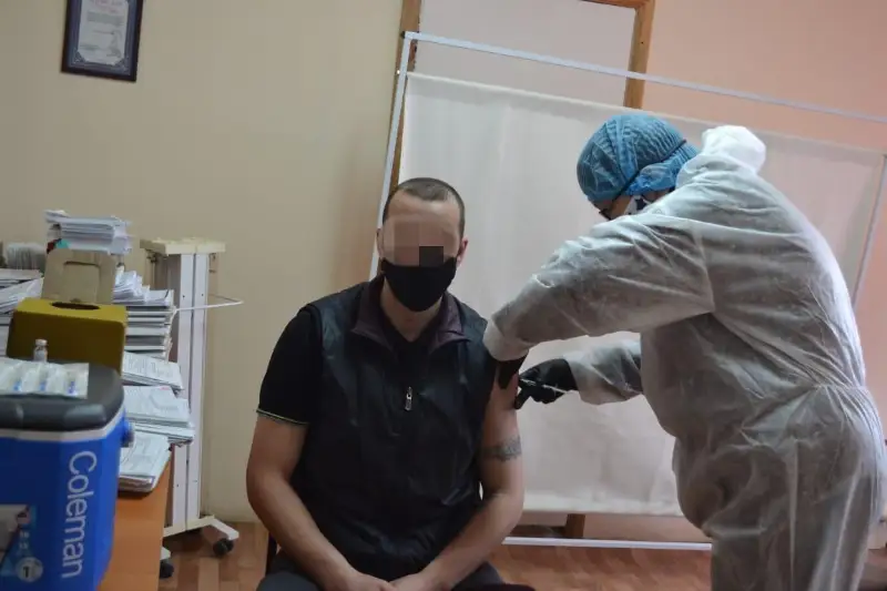 Aqtóbede túzeý mekemesindegi sottalǵandar koronavırýsqa qarsy ekpe aldy