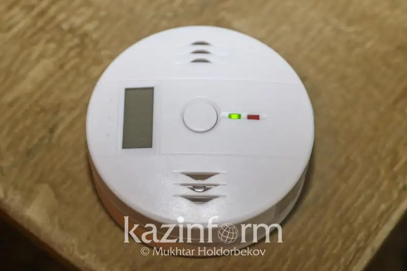 Kópbalaly otbasylardyń úılerine ys ıisin anyqtaıtyn qurylǵy ornatylýda