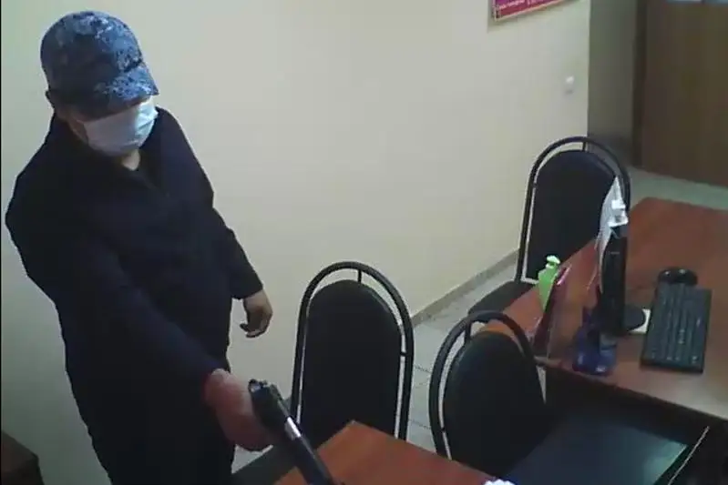 Aqtóbede nesıe uıymynyń qyzmetkerin tapanshaǵa uqsas zatpen qorqytqan kúdikti ustaldy